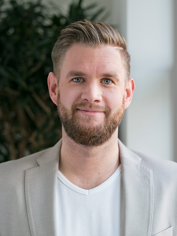 Kirchhoff: Mitarbeiter: Thorbjörn Stäcker