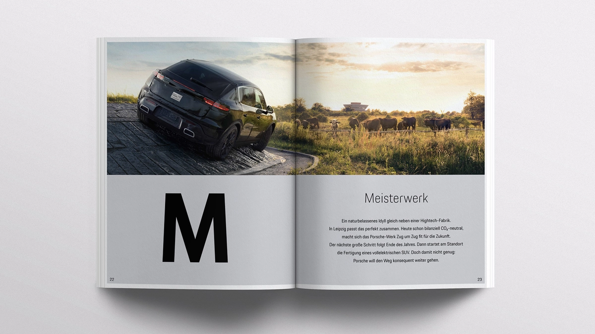 Photo: Porsche Magazine 2022: Double page with the title "Masterpiece"