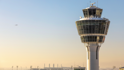 Foto: Flughafen München: Blick auf den Flughafen mit dem Turm im Vordergrund