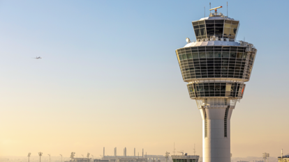 Foto: Flughafen München: Blick auf den Flughafen mit dem Turm im Vordergrund