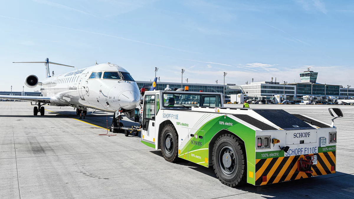 Foto: Flughafen München: Elektrisch betriebenes Abfertigungsfahrzeug vor einem Flugzeug