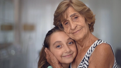 Foto: B.Braun: Frau mit Kind im Arm