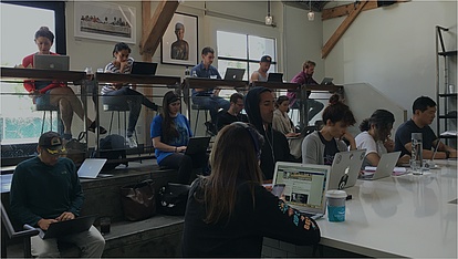 Foto: Kirchhoff: Menschen konzentrieren sich in einem Raum auf ihre Laptops und Smartphones