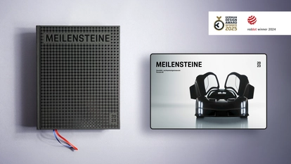 Foto: Ipad und Buch mit dem neuen Geschäfts- und Nachhaltigkeitsbericht Porsche