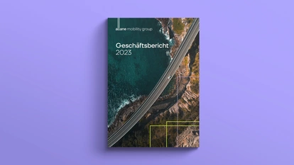 Foto: Kirchhoff: Auto auf der Landstrasse von oben fotografiert