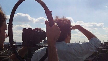 Photo: Kirchhoff: Man filmed looking over Hamburg