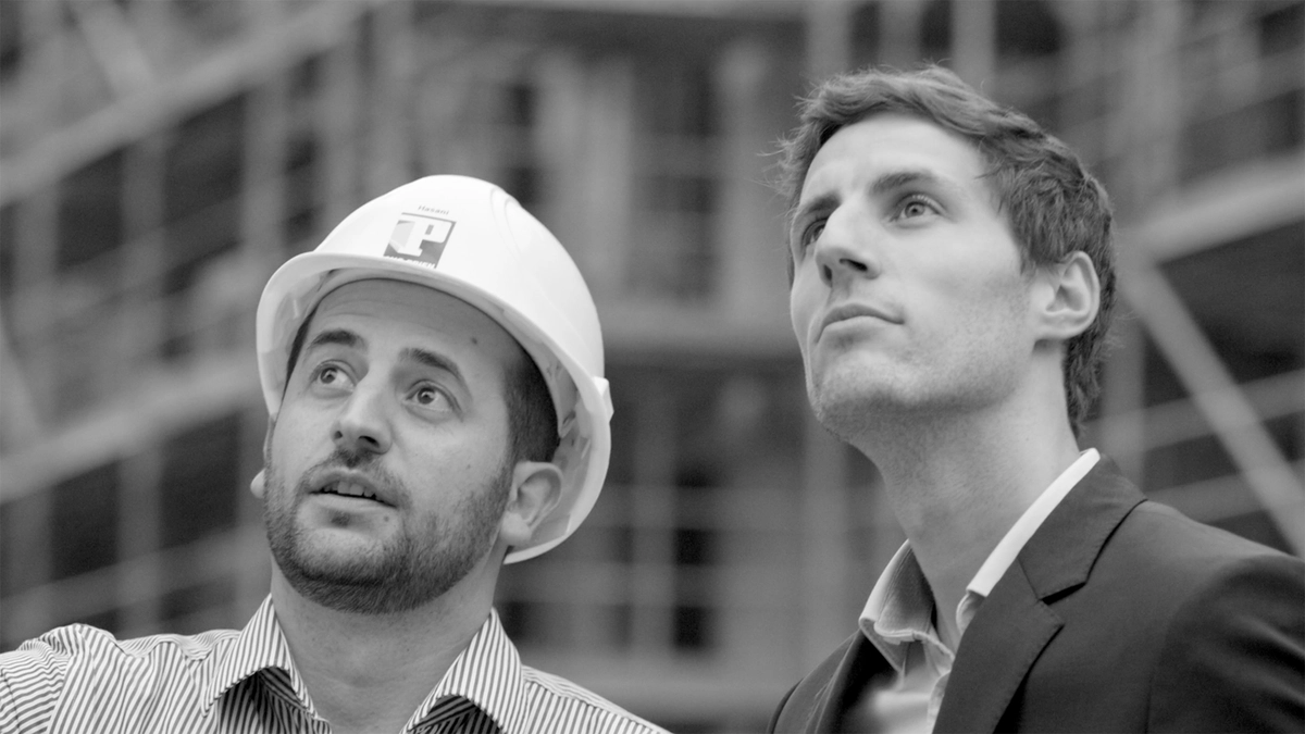 Film: Magna Real Estate: Startbild: 2 Männer besprechen sich