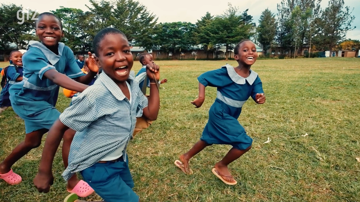 Foto: KC GIZ Imagefilm 2024 Standbild mit spielende Kinder