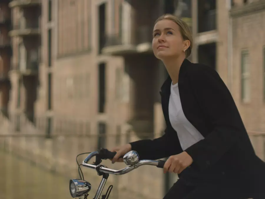 Teaser: Photo: HCOB: HCOB employee on bicycle through Hamburg