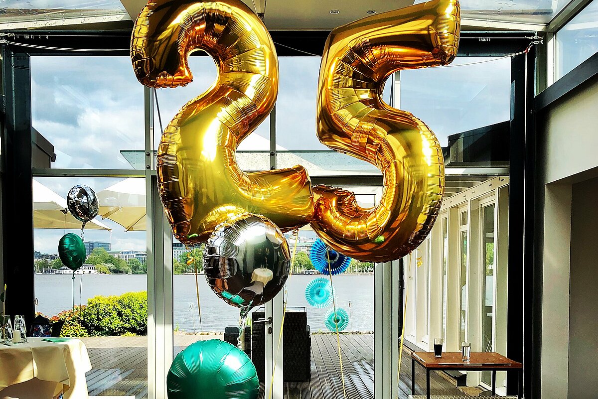 Foto: Kirchhoff: Mit Luftballons dekorierte Feier 25 Jahre Kirchhoff