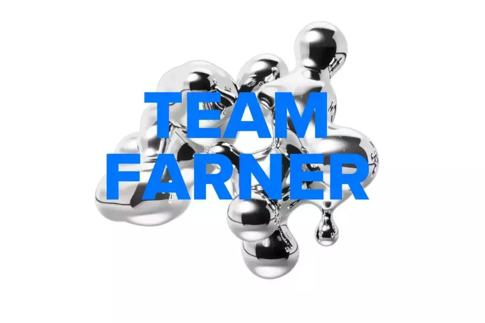 Team Farner Logo. Schriftzug in blau und silberne abstrakte Form im Hintergrund