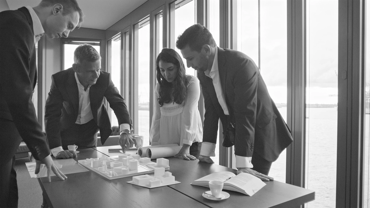 Foto: Magna: Mitarbeiter schauen sich Modelle von Immobilien an