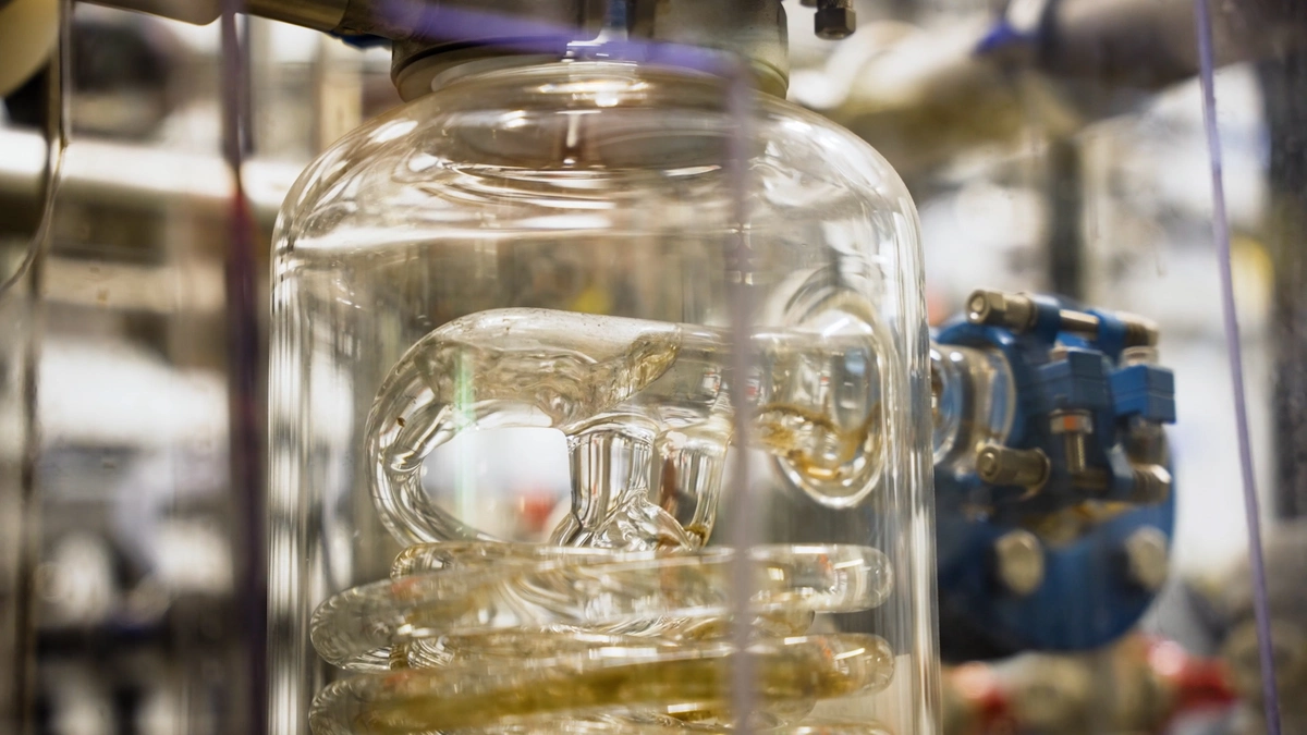Film clip: Aurubis battery recycling: A glass container with a clear, boiling liquid.
