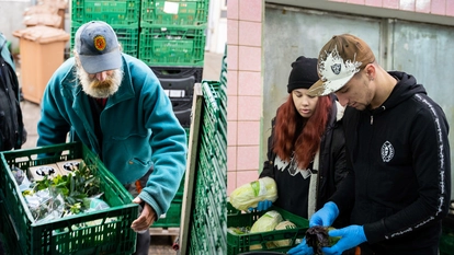 Photo: Tafel Deutschland: Three people help voluntarily