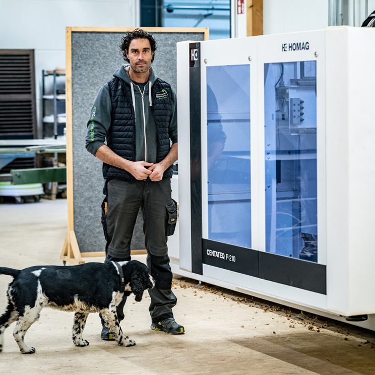 Foto: Dürr ECO Magazin: Mann und Hund in einer Schreinerei